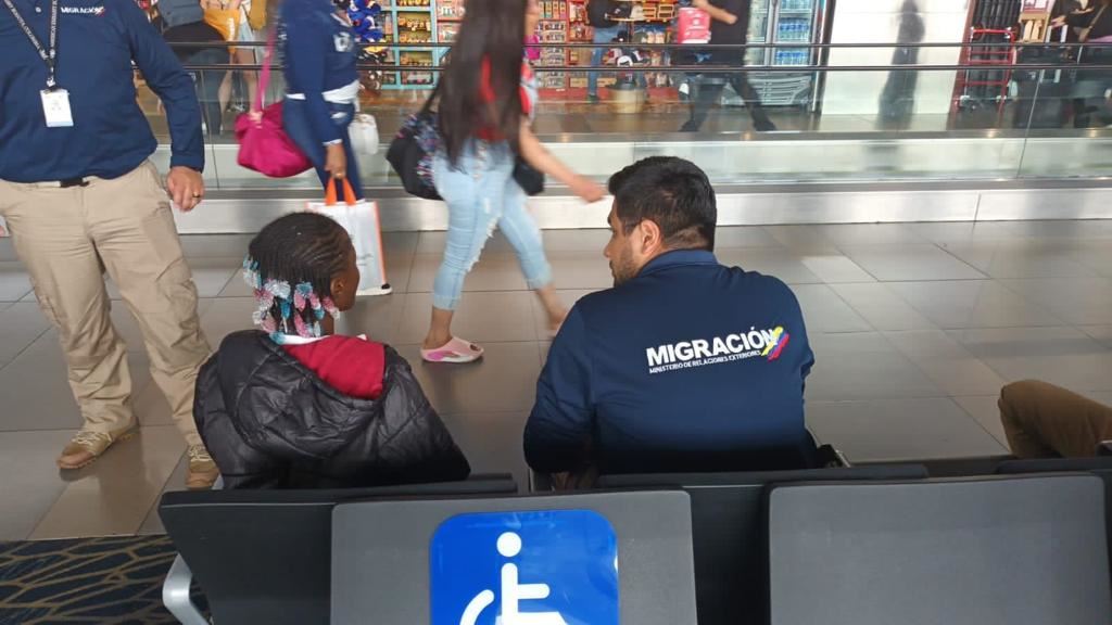 Encuentran a un segundo niño guineano de 13 años abandonado en el Aeropuerto el Dorado de Bogotá