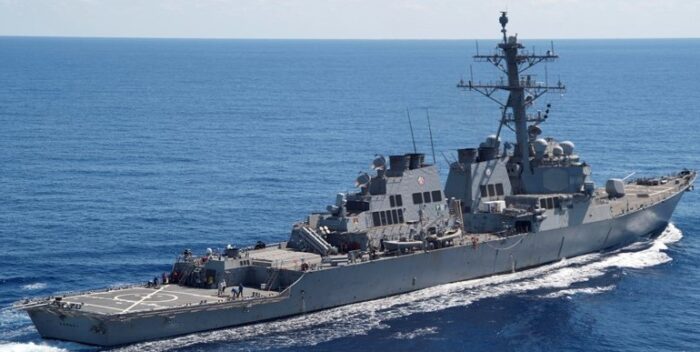 Un buque de guerra de Estados Unidos y varios barcos son atacados en el Mar Rojo