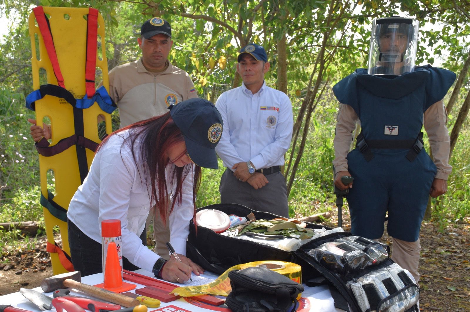 Armada de Colombia entrega dos áreas libres de sospecha de contaminación por minas antipersonal