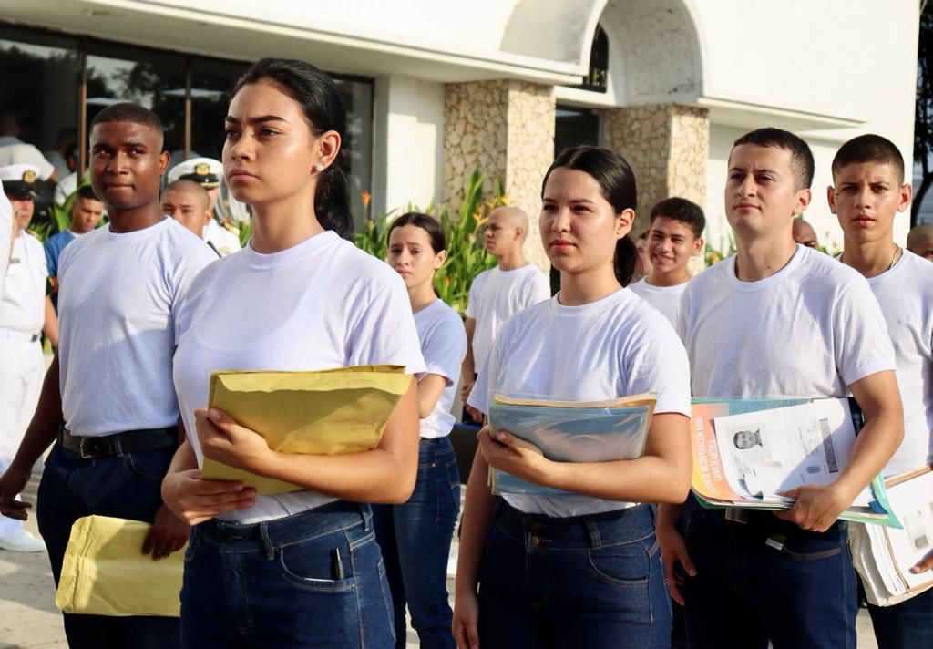 La Armada de Colombia incorpora las primeras 16 mujeres suboficiales de línea