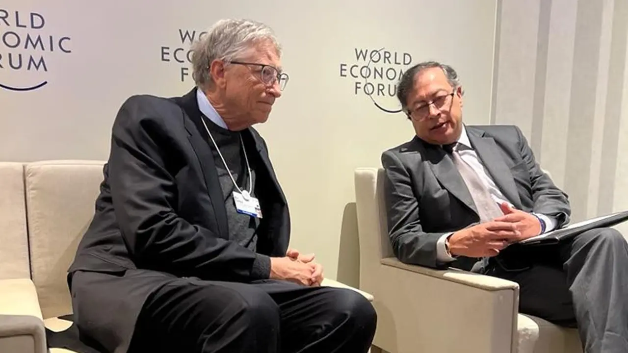 El presidente Petro conversa en Davos con Bill Gates sobre inteligencia artificial e inversión verde