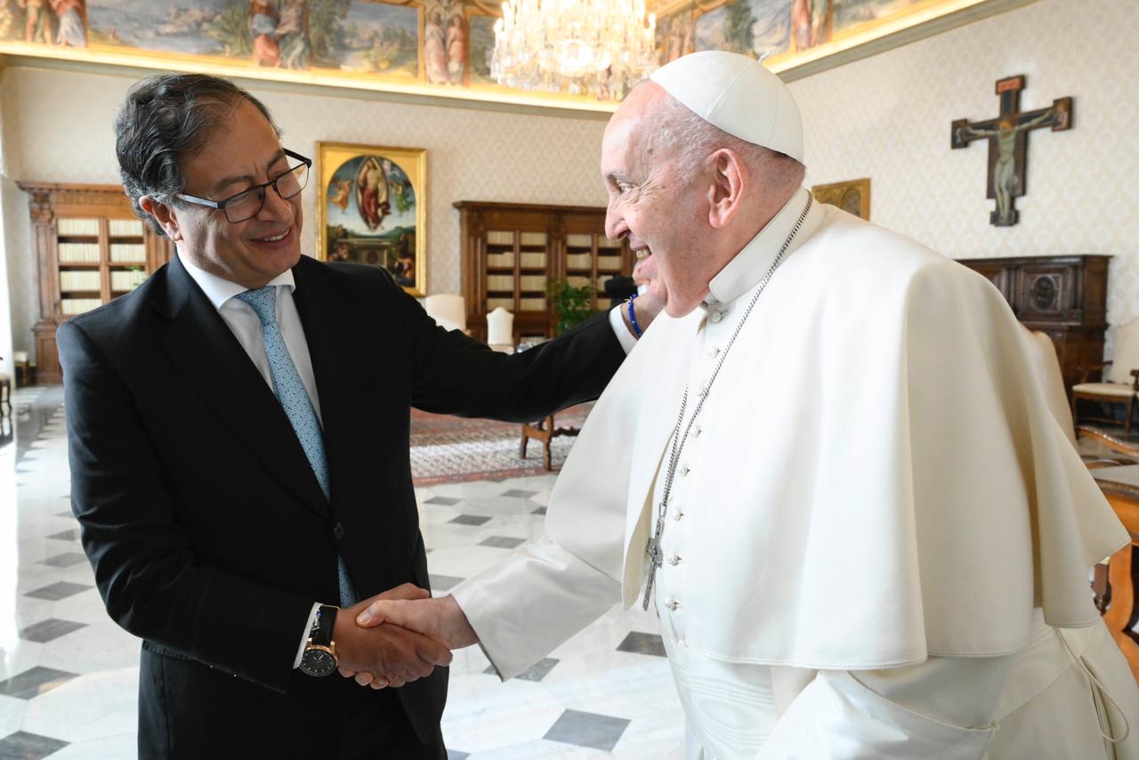 Presidente Gustavo Petro se reúne con el Papá Francisco para hablar sobre paz y el cambio climático