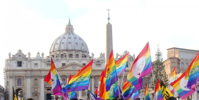 Vaticano matiza que la bendición de parejas homosexuales no será «litúrgica»