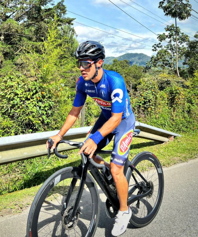 La isnpiradora travesía del colombiano  Tommy Peganos en el ciclismo internacional