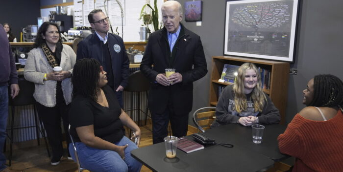 Biden incomoda a una adolescente al susurrarle al oído