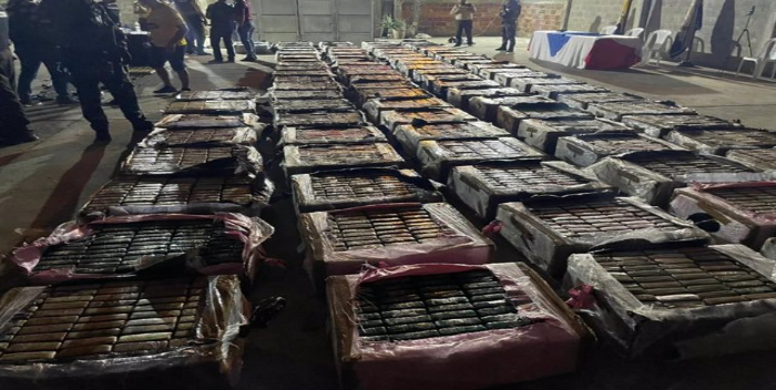 La Policía ecuatoriana halla media tonelada de droga en cargamentos a Europa