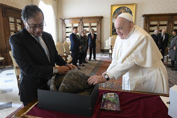 El presidente Petro se reunió 35 minutos con el papa Francisco y le regaló café y una ruana
