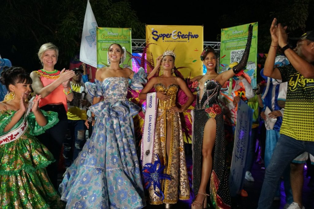 A ritmo de tambora y bailes tradicionales fueron coronadas Reinas Populares 2024