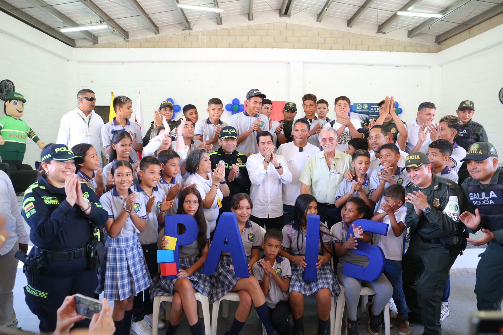 El gobernador Verano y el futbolista Carlos Bacca dieron la bienvenida a la jornada escolar