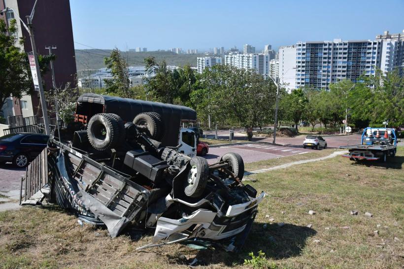 Tragedia en Miramar: Ayudante de camión fallece tras  volcamiento en Barranquilla
