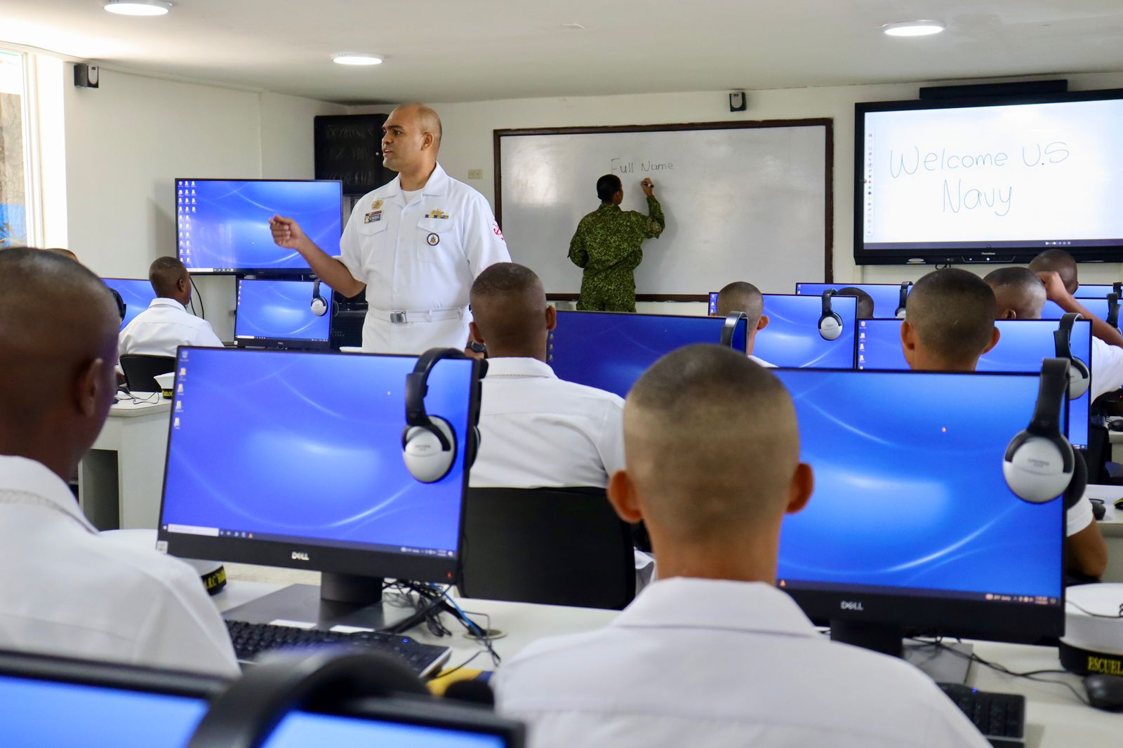 Misión naval americana dona equipos tecnológicos al centro de idiomas de la armada de Colombia