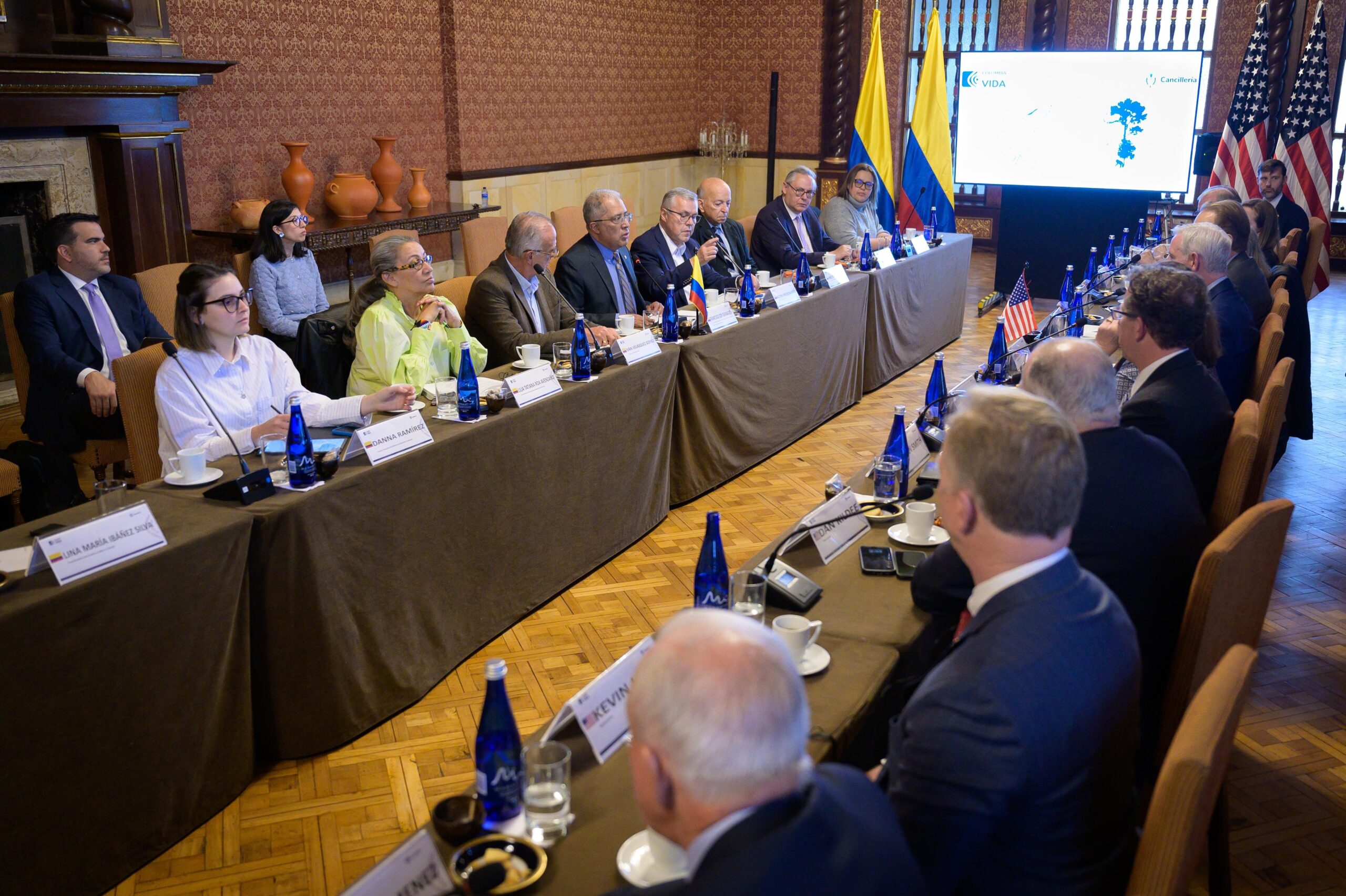 Delegación de congresistas de Estados Unidos visita Colombia para discutir paz y política de drogas