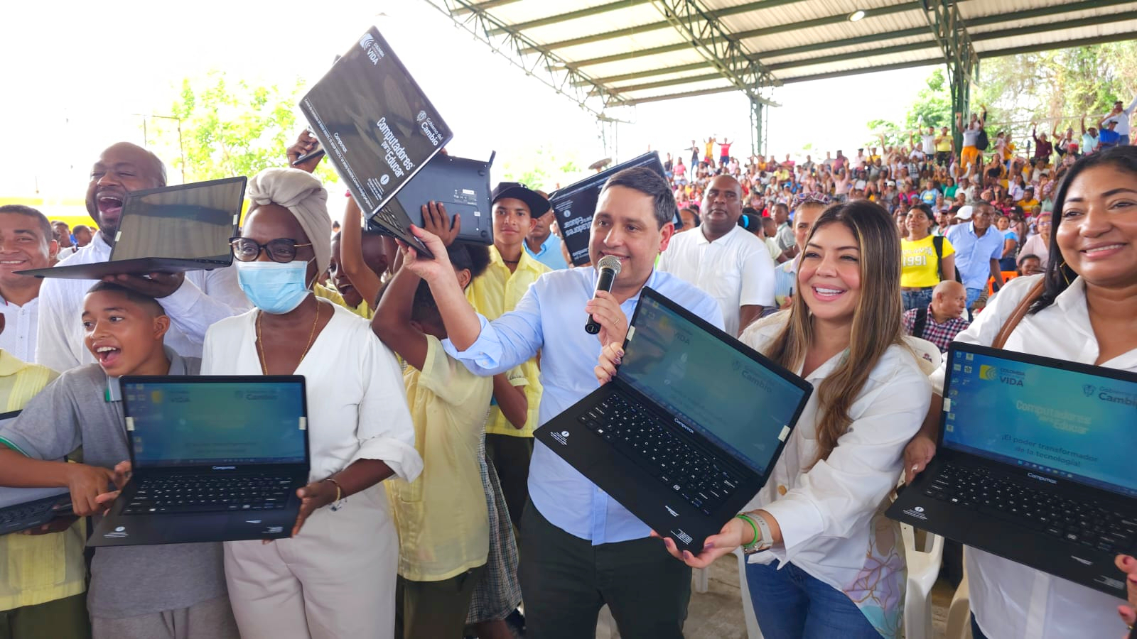Ministro Tic entregó 766 computadores para 3 instituciones educativas oficiales de María la Baja