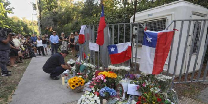 Chilenos dejan flores a las puertas de la casa de Piñera
