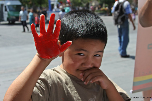 Medellín conmemora el Día Internacional de las Manos Rojas, con un mensaje contra el uso y utilización de menores