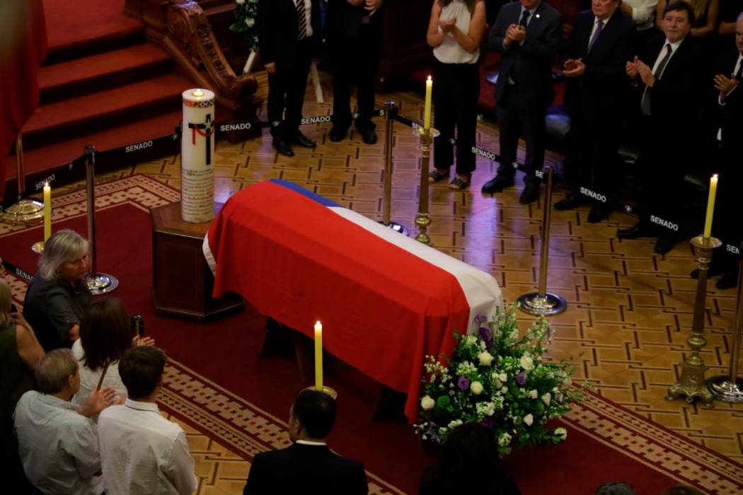 Emotivo momento: la llegada de los restos del expresidente Piñera