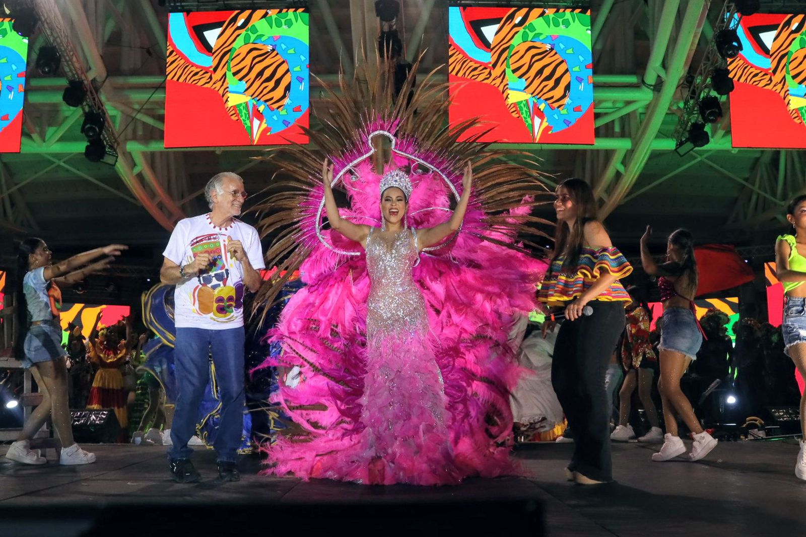 ¡Fascinante! Natalia Muñoz se coronó en medio de un derroche de tecnología digital y rindió tributo a los carnavales de América Latina