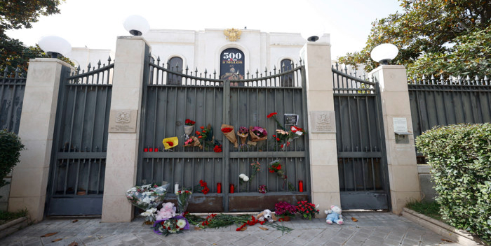 Flores y velas en la embajada rusa en España por las víctimas del atentado de Moscú