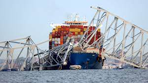 Un carguero lleno de contenedores colisionó con un puente de Baltimore