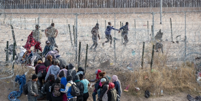 Policía de Texas agrede con balas de goma a migrantes en la frontera