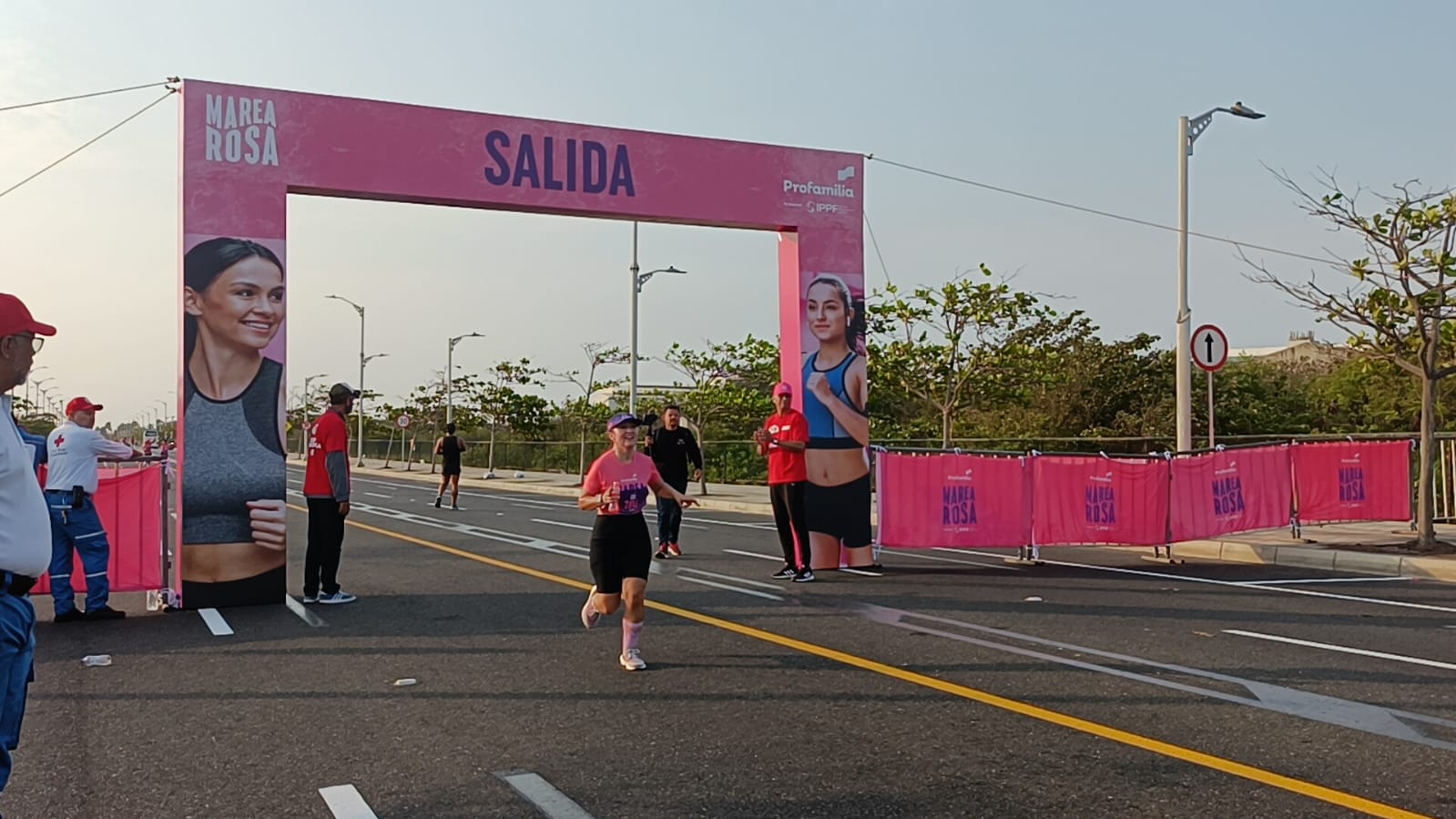 Se realizó en el Gran Malecón del Río la carrera Marea Rosa donde asistieron más de 200 mujeres