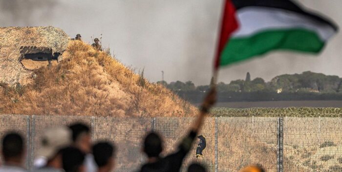 Mueren militares israelíes con artefacto explosivo en bandera palestina