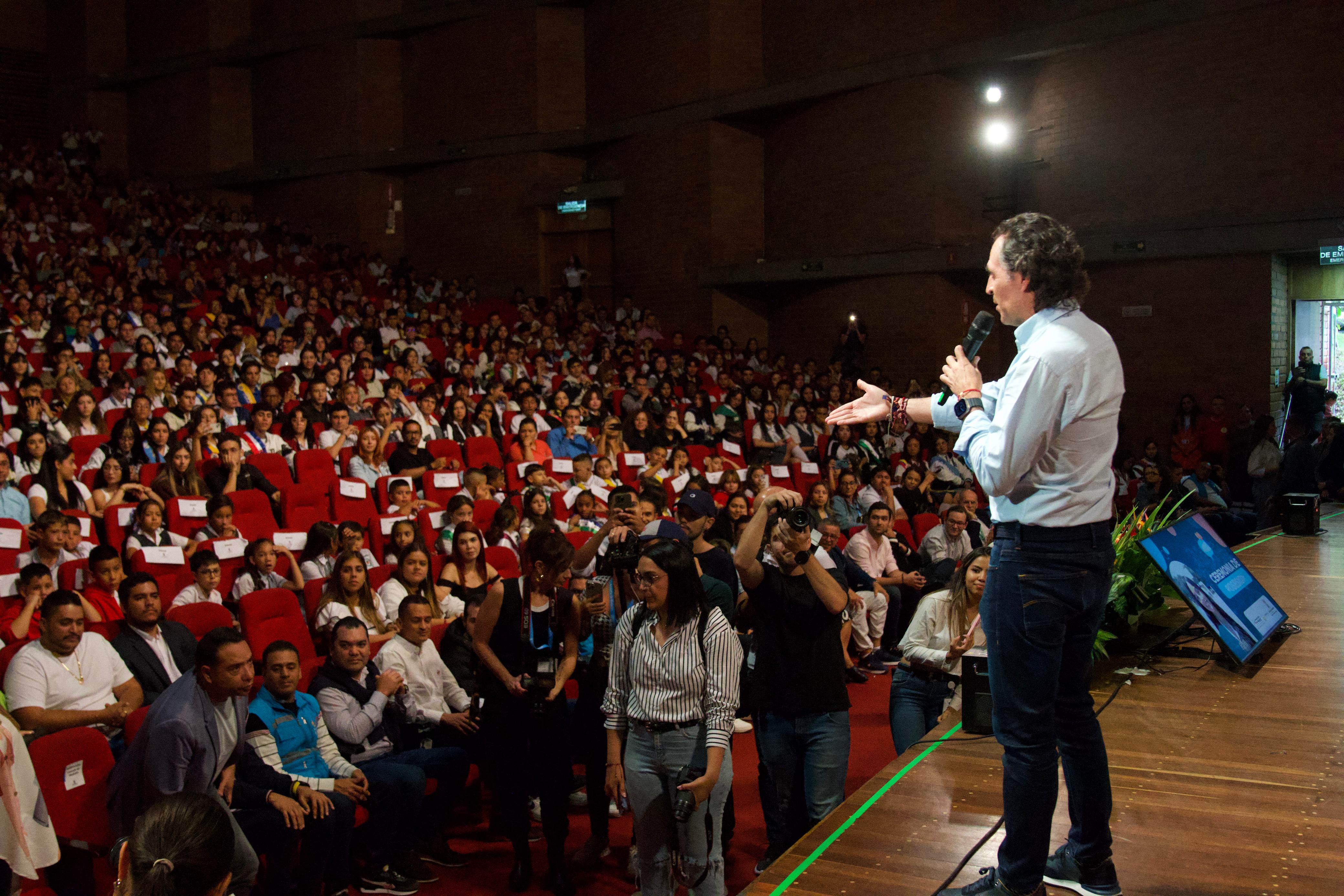 1.300 estudiantes de Medellín se posesionaron en el Gobierno Escolar para promover la democracia desde las aulas