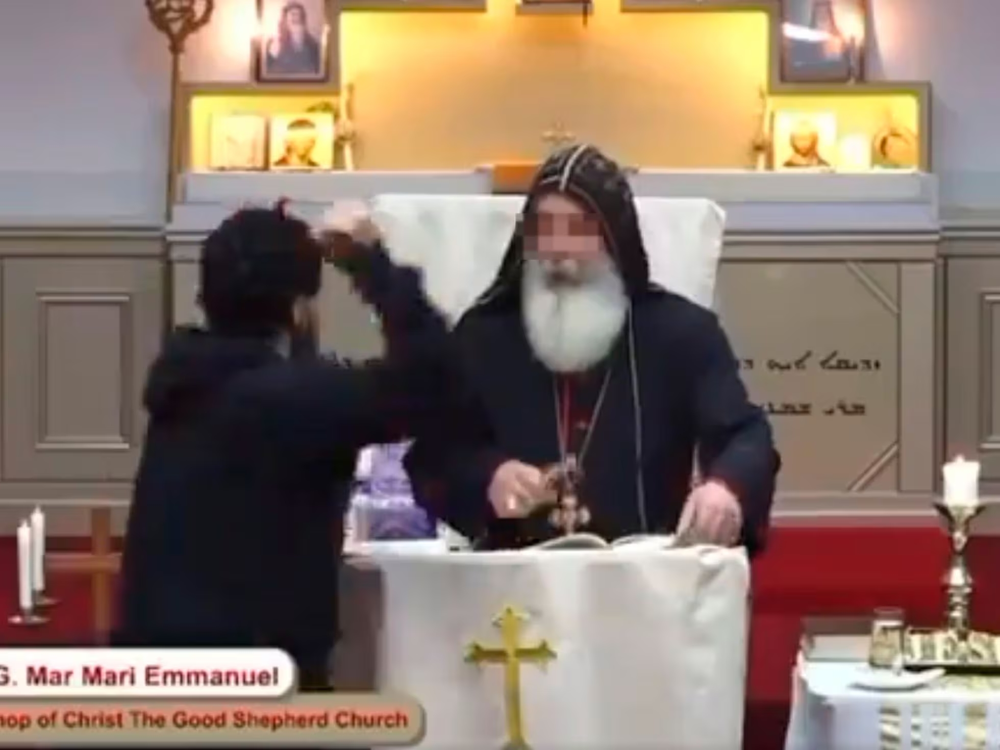 En redes sociales circula video donde apuñalan a sacerdote ortodoxo en medio de una misa