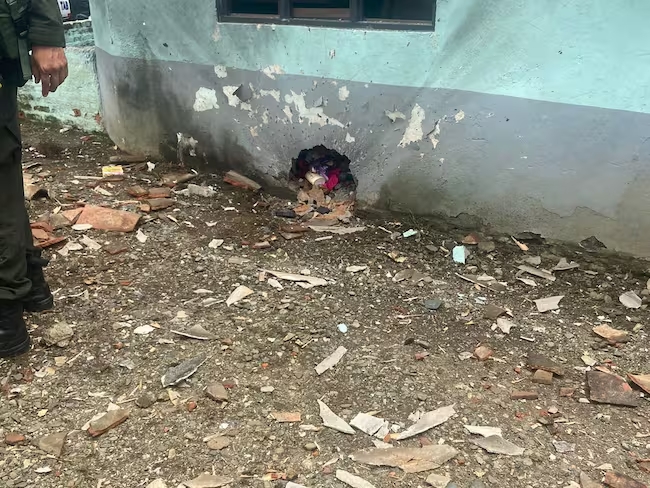 Ataque con moto bomba en Jamundí, Valle del Cauca, dejó heridos a tres niños y dos policías.