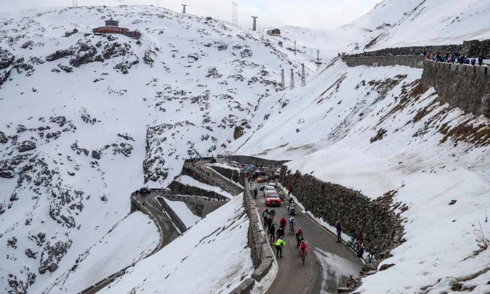 Eliminan un puerto crucial del Giro de Italia debido al riesgo de avalancha