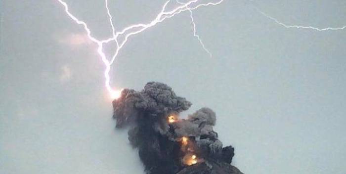 Un rayo cayó en plena erupción de un volcán en Guatemala