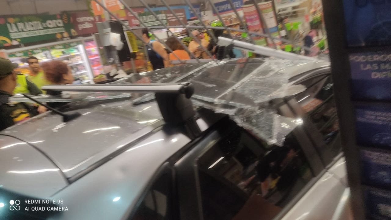 Vehículo choca contra supermercado Ara en el barrio Paraíso: un herido