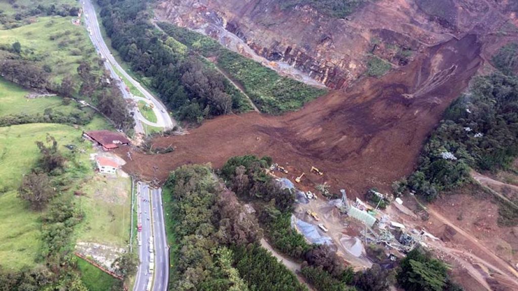 Vía Medellín-Urabá permanecerá cerrada al menos dos días más tras gran derrumbe en Cañasgordas