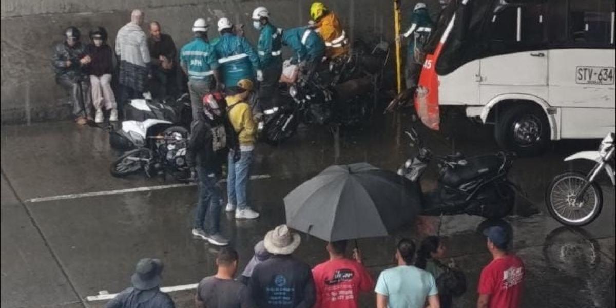 Varias motos que se resguardaban de la lluvia en un deprimido de Medellin fueron embestidas por un bus de servicio publico