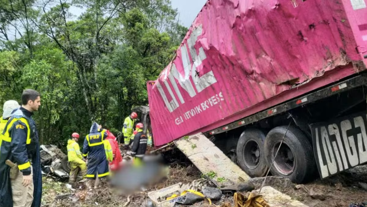 Un tracto camión cayó encima de una camioneta donde viajaba un equipo de futbol brasileño