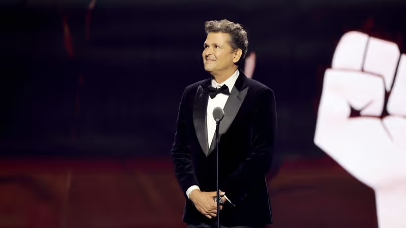 Carlos Vives, homenajeado como Persona del Año en los Latin Grammy 2024, celebra su legado con una noche llena de música y emoción