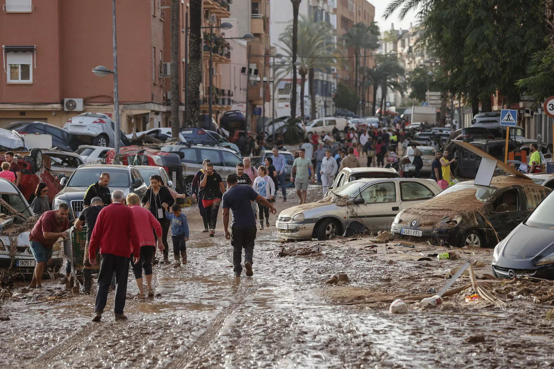 Tragedia en Valencia: Inundaciones dejan más de 200 muertos y decenas de desaparecidos, entre ellos 32 colombianos