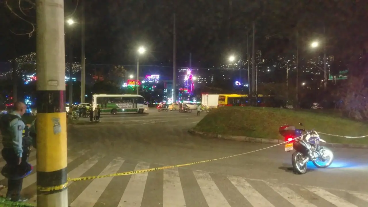 Mujer asesinada por su pareja en un bus en Medellín; agresor intentó suicidarse