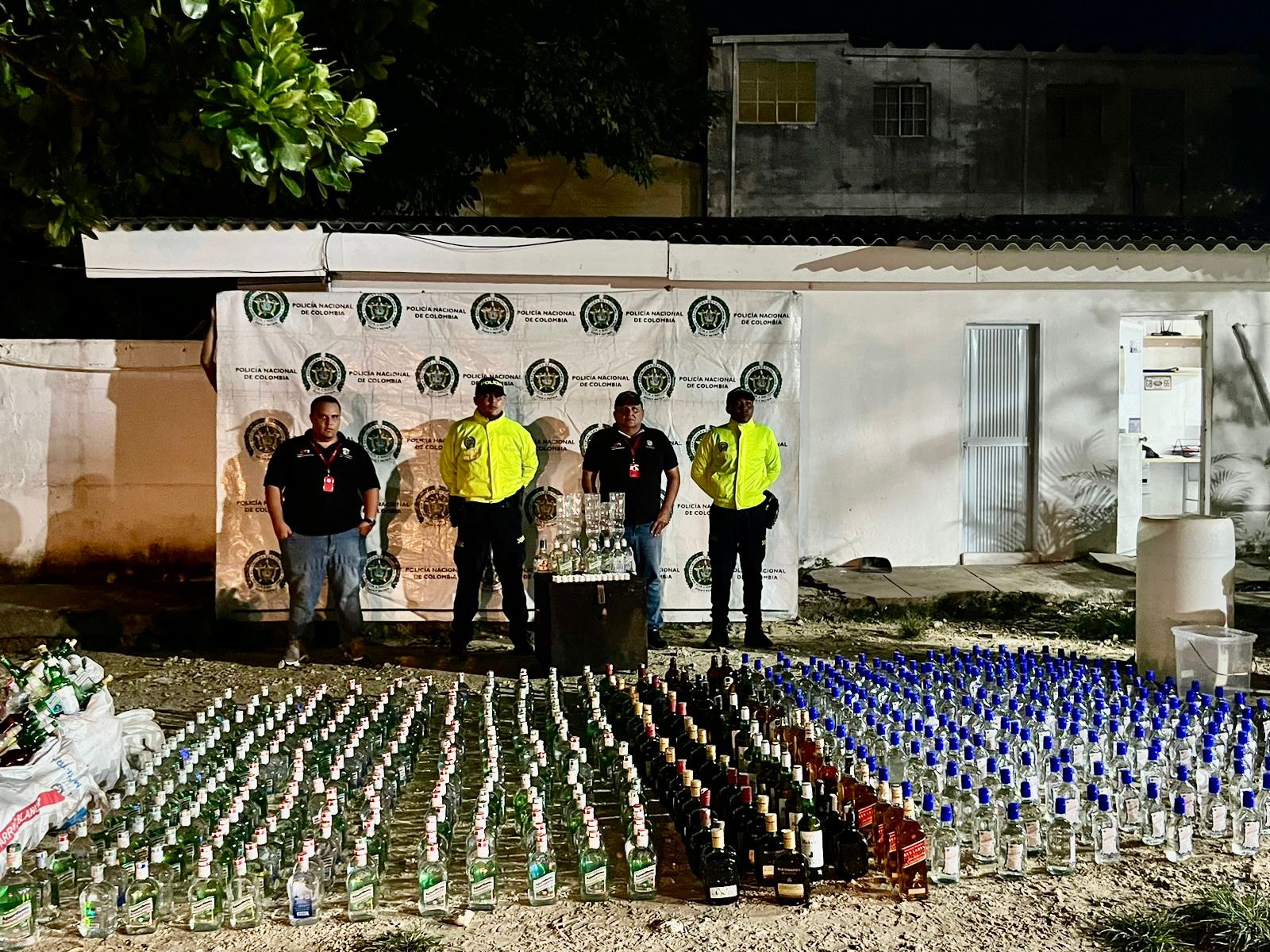 Gobernación, Policía y Ejército Nacional incautan 540 botellas de licor adulterado en barrio Las Nieves