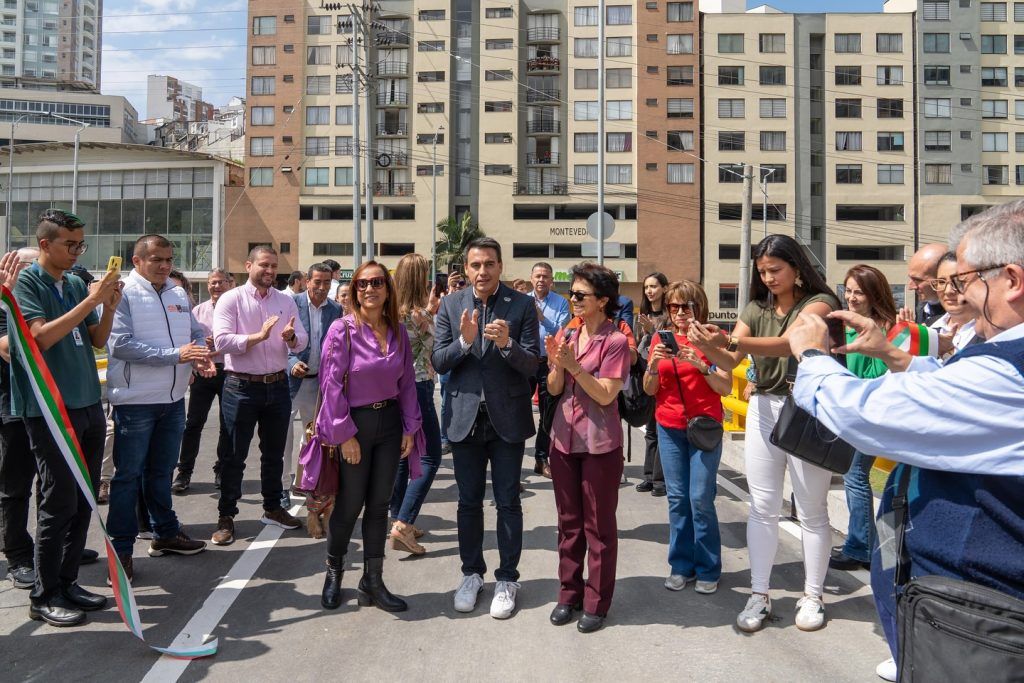 Alcalde alcalde de Manizales, Jorge Eduardo Rojas Giraldo resalta obras viales realizadas en 2024, durante entrega del puente elevado en la Kevin Ángel