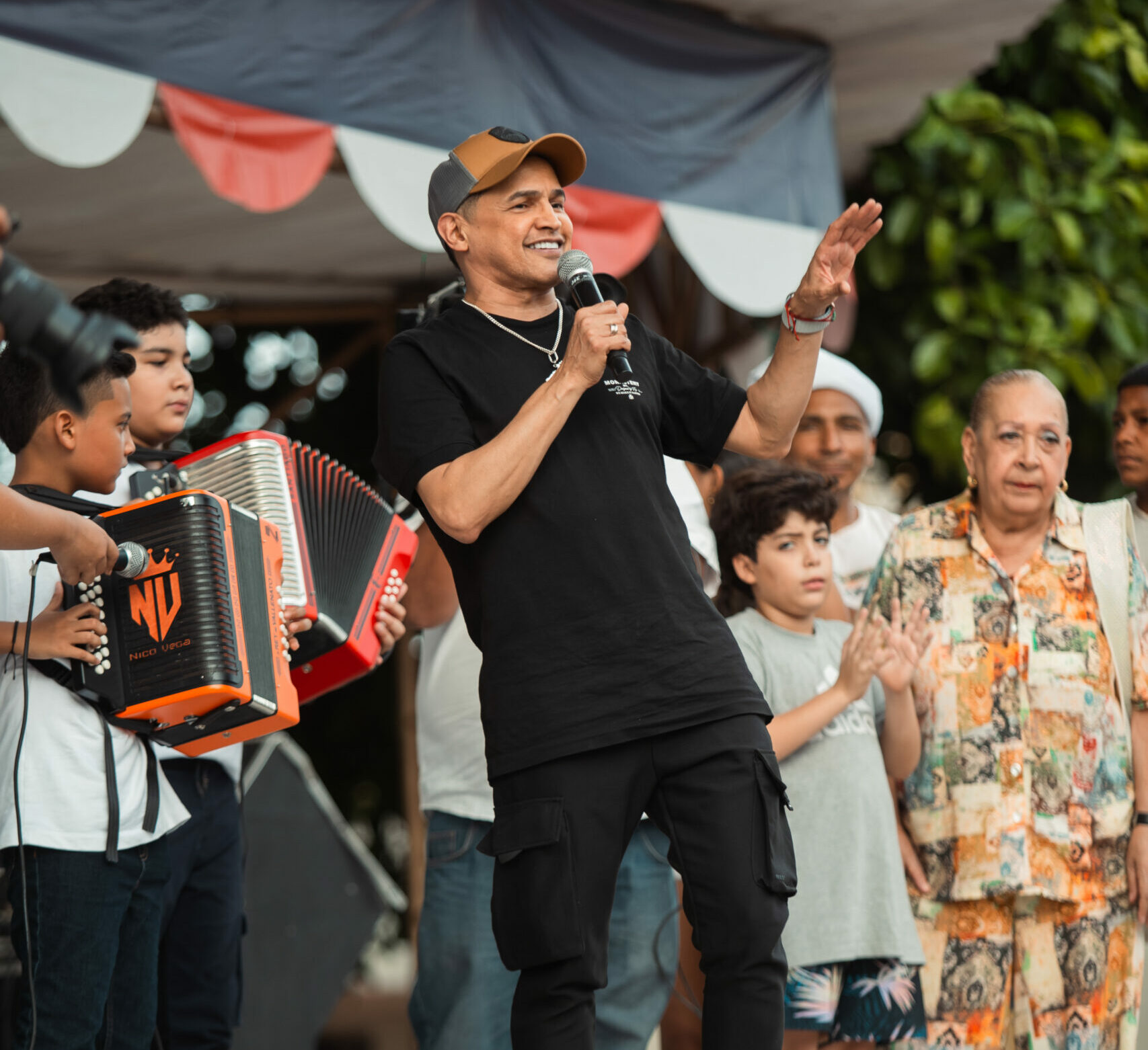 Jorge Celedón continúa con su tradición navideña y sorprende a los niños de Villanueva