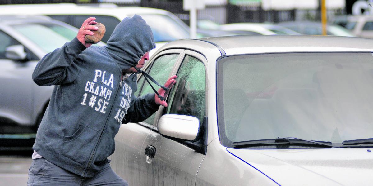 Aumento de asaltos en Bogotá: delincuentes atacan vehículos durante trancones