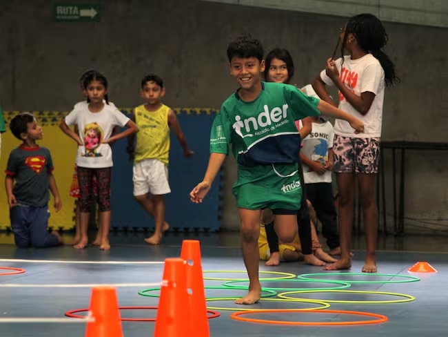 Medellín Abre Inscripciones para el Programa Deportivo 2025: ¡Actívate con Natación, Tenis y Más!