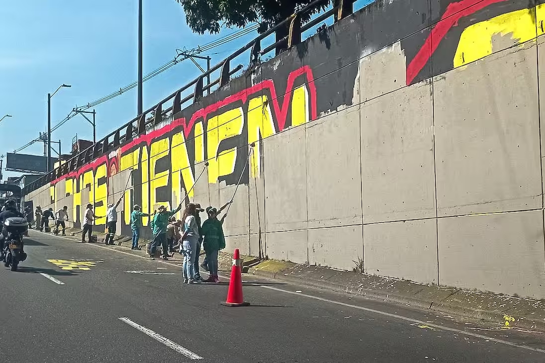 “La Memoria Permanece”: Restaurado el Mural de las Mujeres Buscadoras en la Comuna 13