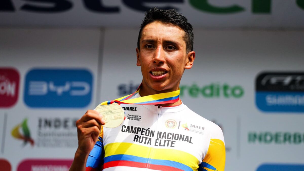 Egan Bernal triunfa en el campeonato nacional tras una recuperación que inspira al ciclismo colombiano