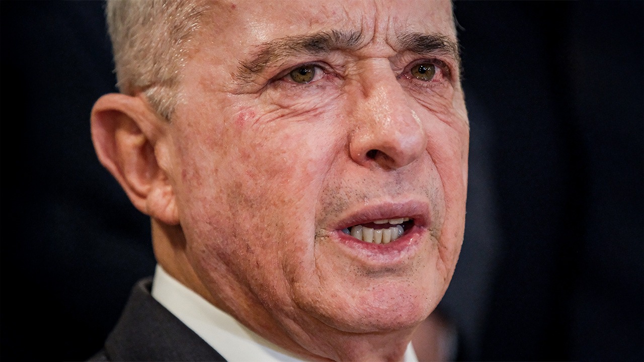 El Expresidente Álvaro Uribe lanza fuerte advertencia sobre presunto plan contra la oposición y propone un gobierno de transición