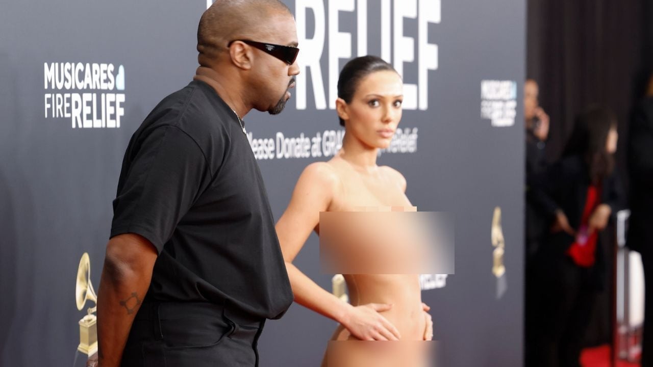 Bianca Censori causa revuelo en los Grammy con un arriesgado look junto a Kanye West