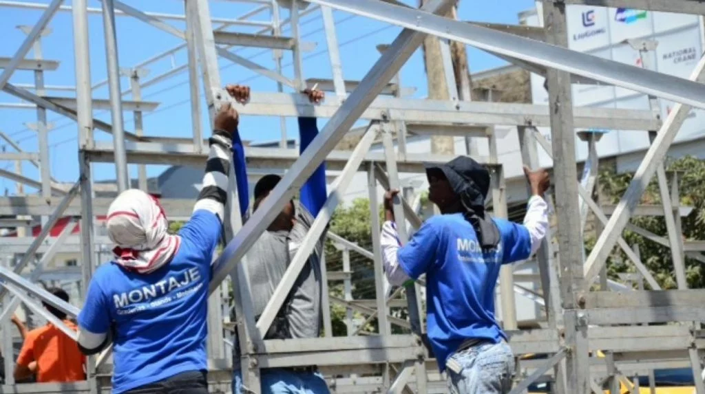 Inicia el montaje de palcos para el Carnaval de Barranquilla 2025 en la Vía 40