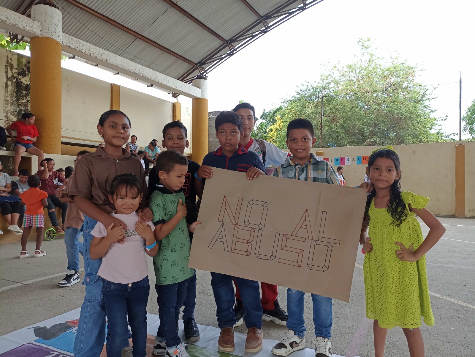 Más de mil niños, niñas y adolescentes de Montería recibieron kits escolares para fortalecer su aprendizaje