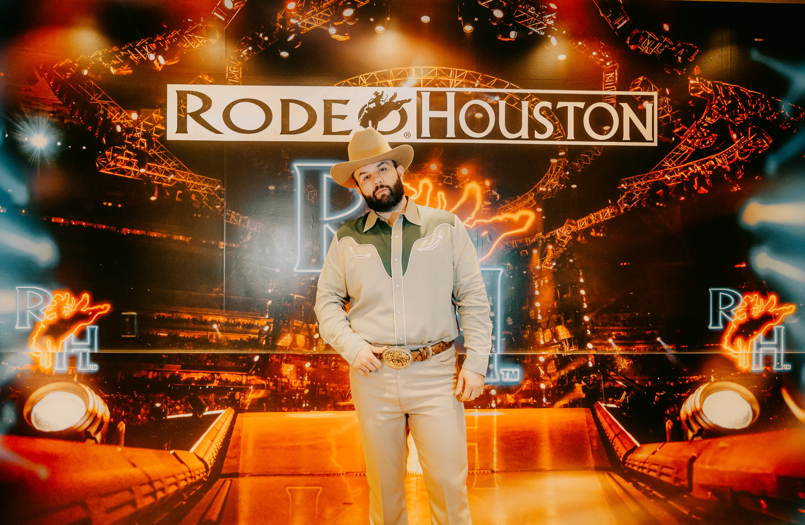 Carín león reescribe la historia en el rodeohouston: más de 70,000 asistentes marcan récord histórico para un artista hispano